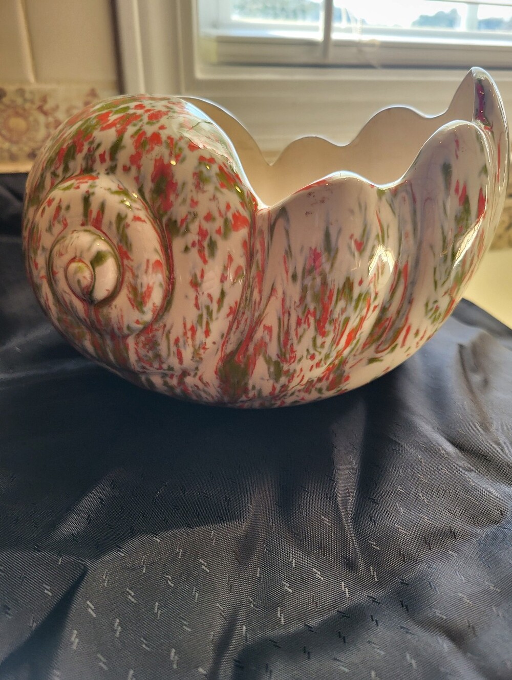 1970s White Ceramic Shell Shaped 5.5 x 7 In. Red And  Green Splattered Planter